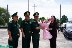 Phó Chủ tịch nước Võ Thị Ánh Xuân thăm, động viên cán bộ, chiến sĩ Ban Chỉ huy Biên phòng cửa khẩu cảng Dương Đông