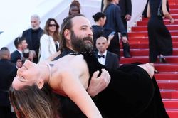 Khoảnh khắc 'điên' nhất thảm đỏ Cannes
