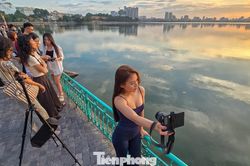 Nườm nượp check-in hoàng hôn 'tuyệt đối điện ảnh' ở Hồ Tây
