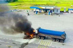 Xe tải bốc cháy dữ dội gần cây xăng ở Nghệ An
