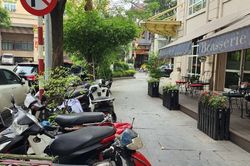 Hà Nội tính thu phí vỉa hè: Kỳ vọng sinh kế và nỗi lo mất lối đi bộ