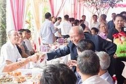 Bố mẹ kỷ niệm 50 năm ngày cưới, 4 con tổ chức linh đình, mời 200 người đến dự
