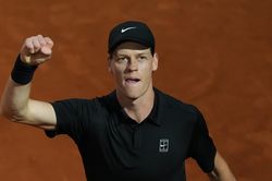 Mưa lớn cứu Medvedev, Sinner chờ thắng trận thứ 33 liên tiếp