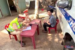 CSGT Đắk Lắk bắt nóng nghi phạm cướp vàng đang chạy trốn trên xe khách
