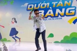 Thầy hiệu trưởng nhảy và hát 'cực sung' trong ngày trưởng thành của học sinh lớp 9