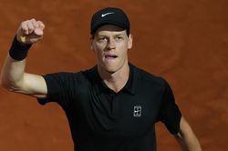 Sinner hạ Medvedev, thẳng tiến chung kết Rome Open