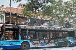 Hà Nội: Xe buýt đang lưu thông, bất ngờ bốc cháy ngùn ngụt trên đường phố