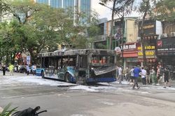 Hà Nội: Hiện trường vụ cháy xe buýt trên phố Lý Thường Kiệt