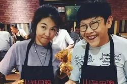 Chụp ảnh cưới, người đàn ông 40 tuổi bị nhầm là 'con của vợ'