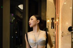 Tóc Tiên diện váy xẻ sâu cực táo bạo, nhảy múa cạnh 'mỹ nam' showbiz khiến dân tình 'dậy sóng'