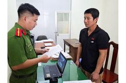 Khởi tố bị can trộm cắp giầy tại công ty