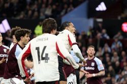 Liverpool thảm bại 2-4 trước Aston Villa: Cú đúp đắng lòng của Van Dijk và điểm sáng Ngumoha