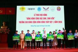 Trường Cao đẳng Cộng đồng Đồng Tháp: Trao học bổng 'Đồng hành cùng học sinh, sinh viên'