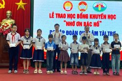 Trao 100 suất học bổng cho học sinh vượt khó học giỏi