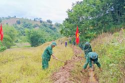 Giúp người dân biên giới nạo vét kênh mương