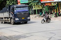 Cùng phóng tốc độ cao qua ngã tư, xe máy tông ngang xe tải ở Thanh Hóa