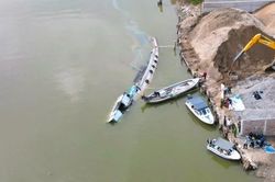 Lật ghe chở gạch ở Cà Mau khiến cha tử vong, con mất tích