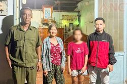 Công an phường ở Cần Thơ đưa bé gái đi lạc về nhà an toàn