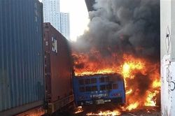Tàu hỏa đâm xe buýt ở Bangkok, hơn 30 người thương vong