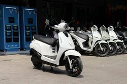 Mạng lưới vạn tủ đổi pin cho chủ xe VinFast: Dân chung cư hết lo chỗ sạc, shipper không sợ trễ đơn