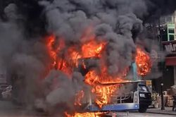Xe buýt cháy ngùn ngụt trên phố Hà Nội, 10 hành khách thoát nạn