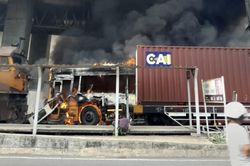 Tàu hỏa đâm xe buýt ở Thái Lan: 8 người chết, 15 người bị thương