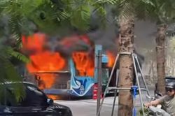 Cháy xe buýt trên phố Lý Thường Kiệt, hành khách được hỗ trợ, an toàn