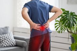 Nguyên nhân, phương pháp điều trị đau lưng lan xuống mông và chân