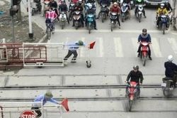 Quy định mới: Xe máy vượt tín hiệu đường sắt có thể bị phạt tới 6 triệu đồng