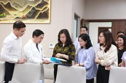 Bộ trưởng Bộ Y tế Đ&agrave;o Hồng Lan: Nghệ An cần đẩy mạnh tầm so&aacute;t ung thư, chăm s&oacute;c sức khỏe 'từ sớm, từ xa'