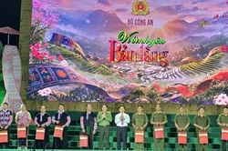 Ấm áp nghĩa tình chương trình 'Vì bình yên bản làng'