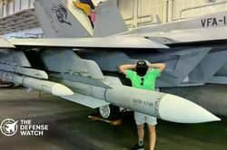 Tên lửa không chiến tầm xa AIM-260A JATM bất ngờ trực chiến trên tiêm kích F/A-18