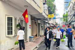 Phường Cầu Ông Lãnh tặng cây xanh và bẫy muỗi cho người dân