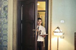 Vì sao nên bật hết đèn khi mới vào phòng khách sạn?