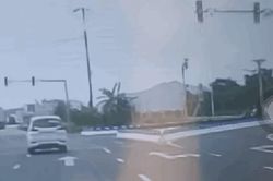 Cục CSGT nói gì về việc xử phạt khi đèn tín hiệu giao thông bất ngờ chuyển xanh sang đỏ?