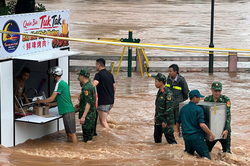 Kịp thời giúp dân di dời tài sản tránh lũ