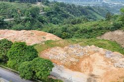 Xã Cốc San (Lào Cai) khẩn trương kiểm tra, xử lý bãi đổ thải ven Quốc lộ 4D sau phản ánh của người dân