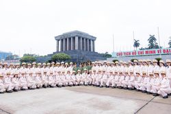 Đoàn Đại biểu 'Phụ nữ Công an tiêu biểu' 'Nữ Công an cơ sở xuất sắc' thành kính vào Lăng viếng Chủ tịch Hồ Chí Minh