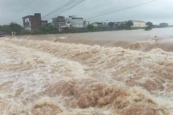 Mưa trắng trời, nhiều nơi ở Quảng Ninh ngập sâu