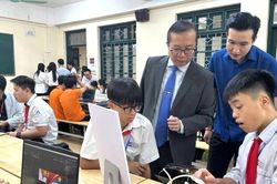 Học sinh Thủ đô sáng tạo robot tuần tra, hệ thống cảnh báo nguy hiểm ứng dụng AI