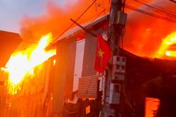 Cháy ngùn ngụt xưởng gỗ tại Hà Nội, cột khói đen bốc cao hàng chục mét