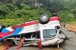 Lũ dữ cuồn cuộn trong đêm, xe khách 29 chỗ bị 'vò nát' giữa dòng nước xiết