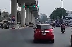 Đèn tín hiệu đang xanh bất ngờ nhảy đỏ, Cục CSGT nói gì về việc xử phạt?