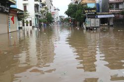Mưa lớn kéo dài ở Quảng Ninh, Hải Phòng, nước tràn vào ngập cả tủ lạnh nhà dân
