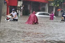 Mưa giông dữ dội ở nhiều nơi, miền Bắc tiếp tục chuỗi ngày thời tiết xấu