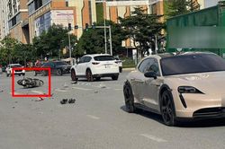 Va chạm với ô tô Porsche ở Hà Nội, xe máy biến dạng