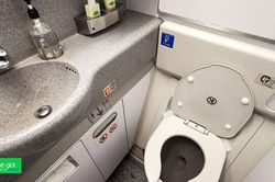 Nhà vệ sinh máy bay hoạt động thế nào, vì sao tiếng xả lại lớn?