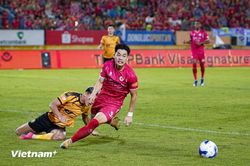 Cận cảnh Đình Bắc tranh đá phạt đền trong ngày Công an Hà Nội vô địch V-League