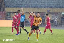 Cận cảnh Đình Bắc tranh đá phạt đền trong ngày Công an Hà Nội vô địch V-League