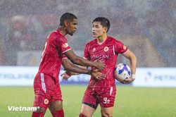 Cận cảnh Đình Bắc tranh đá phạt đền trong ngày Công an Hà Nội vô địch V-League